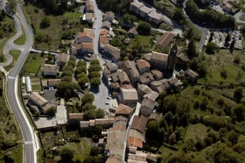 vue aérienne, village de Meyras commune de Meyras